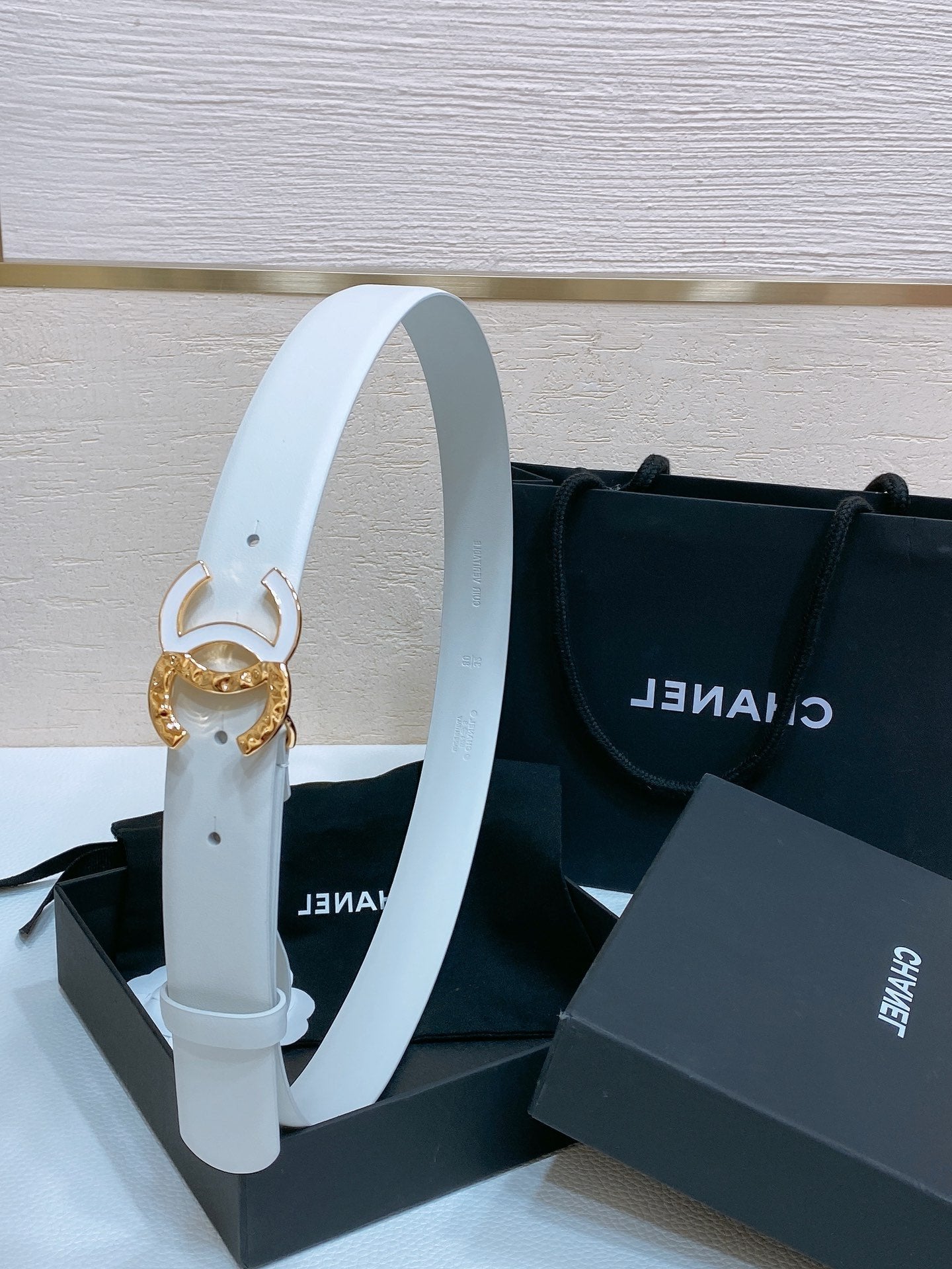 CHANEL BELT 30MM IN WHITE SMOOTH CALFSKIN GOLD MIX WHITE METAL LOGO