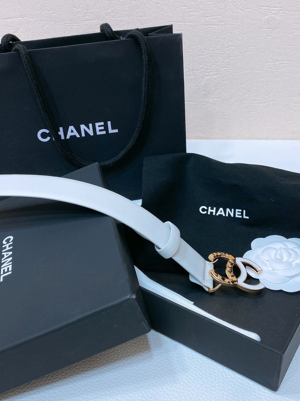 CHANEL BELT 30MM IN WHITE SMOOTH CALFSKIN GOLD MIX WHITE METAL LOGO