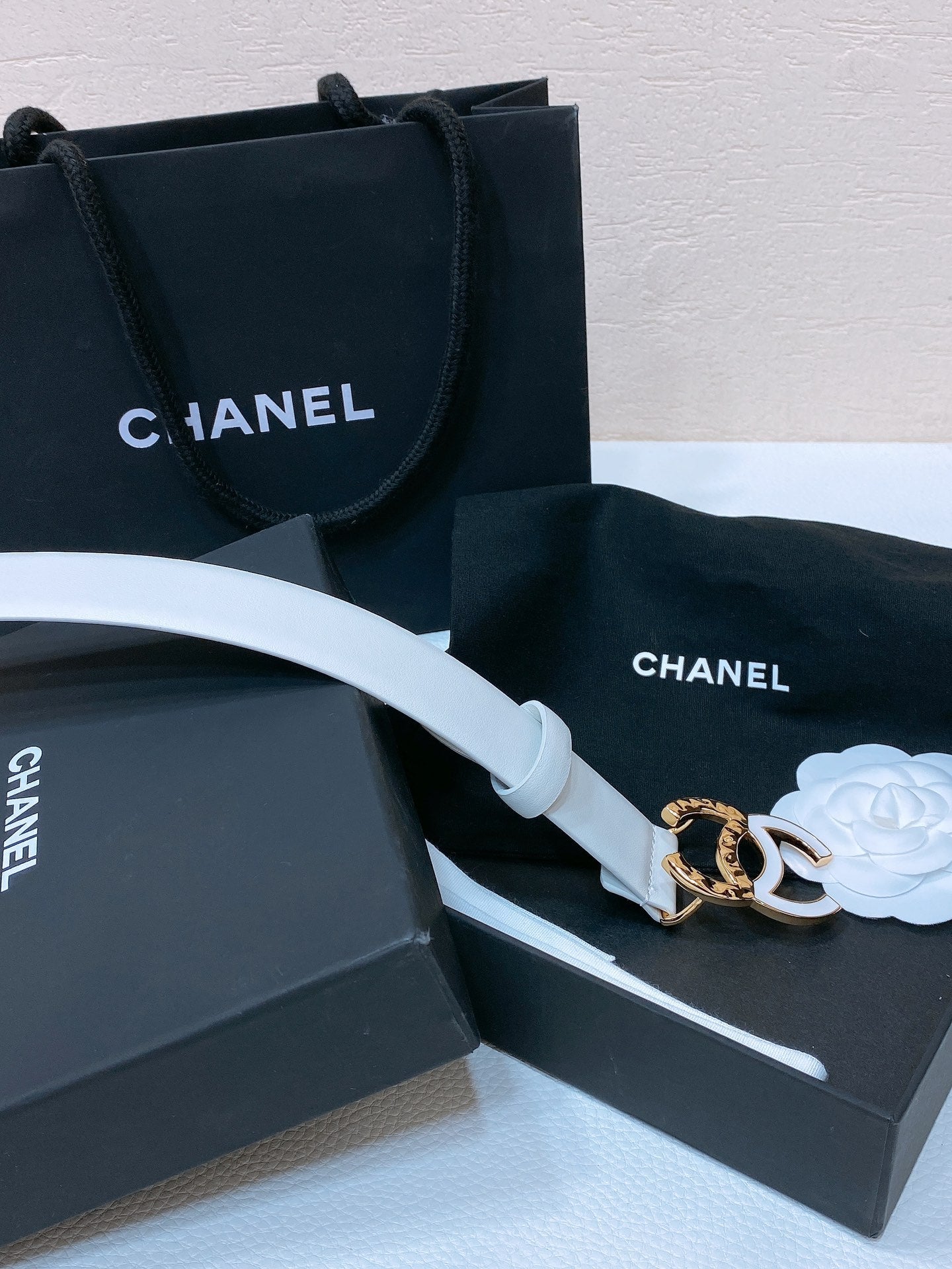 CHANEL BELT 30MM IN WHITE SMOOTH CALFSKIN GOLD MIX WHITE METAL LOGO