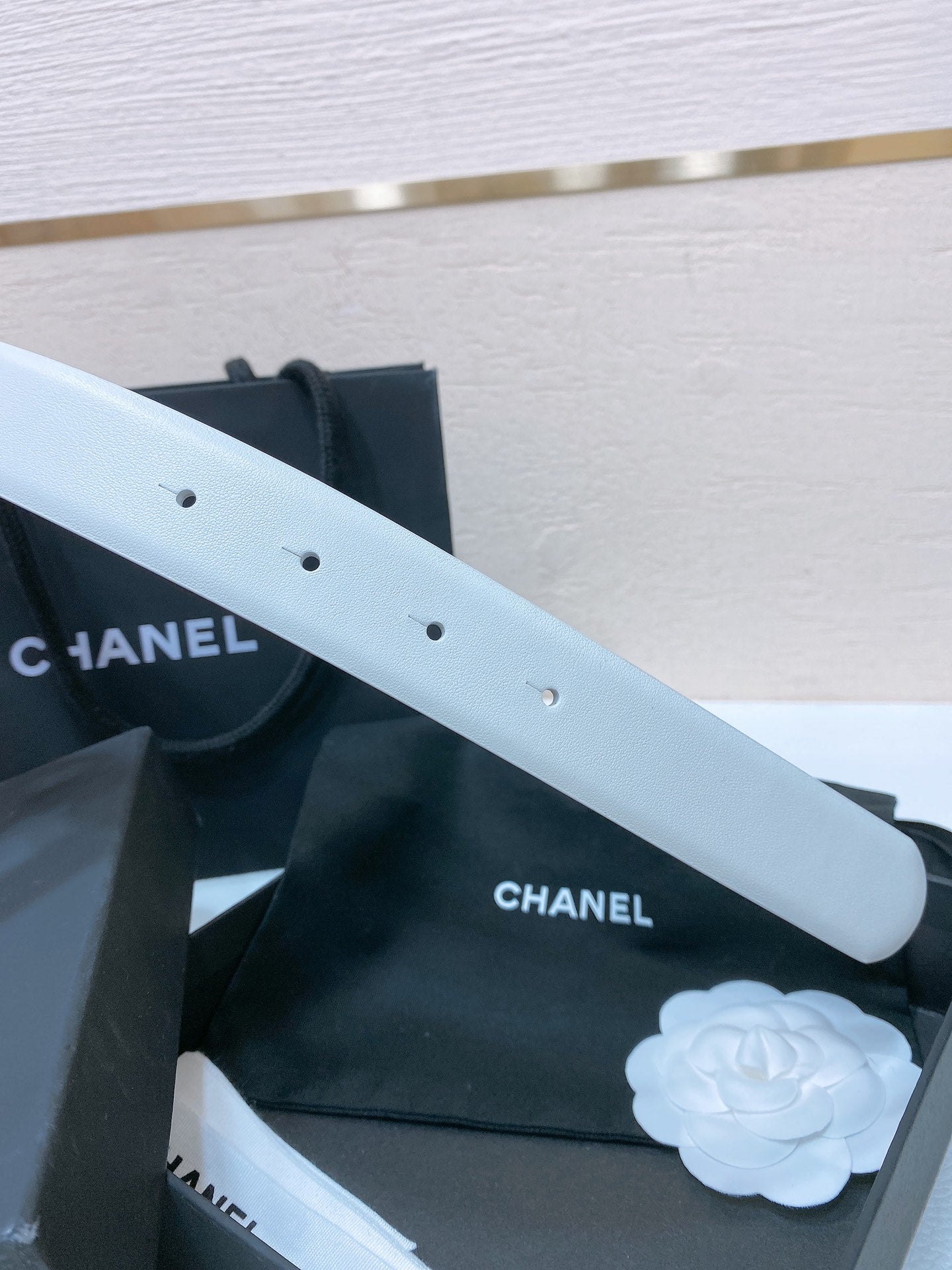 CHANEL BELT 30MM IN WHITE SMOOTH CALFSKIN GOLD MIX WHITE METAL LOGO