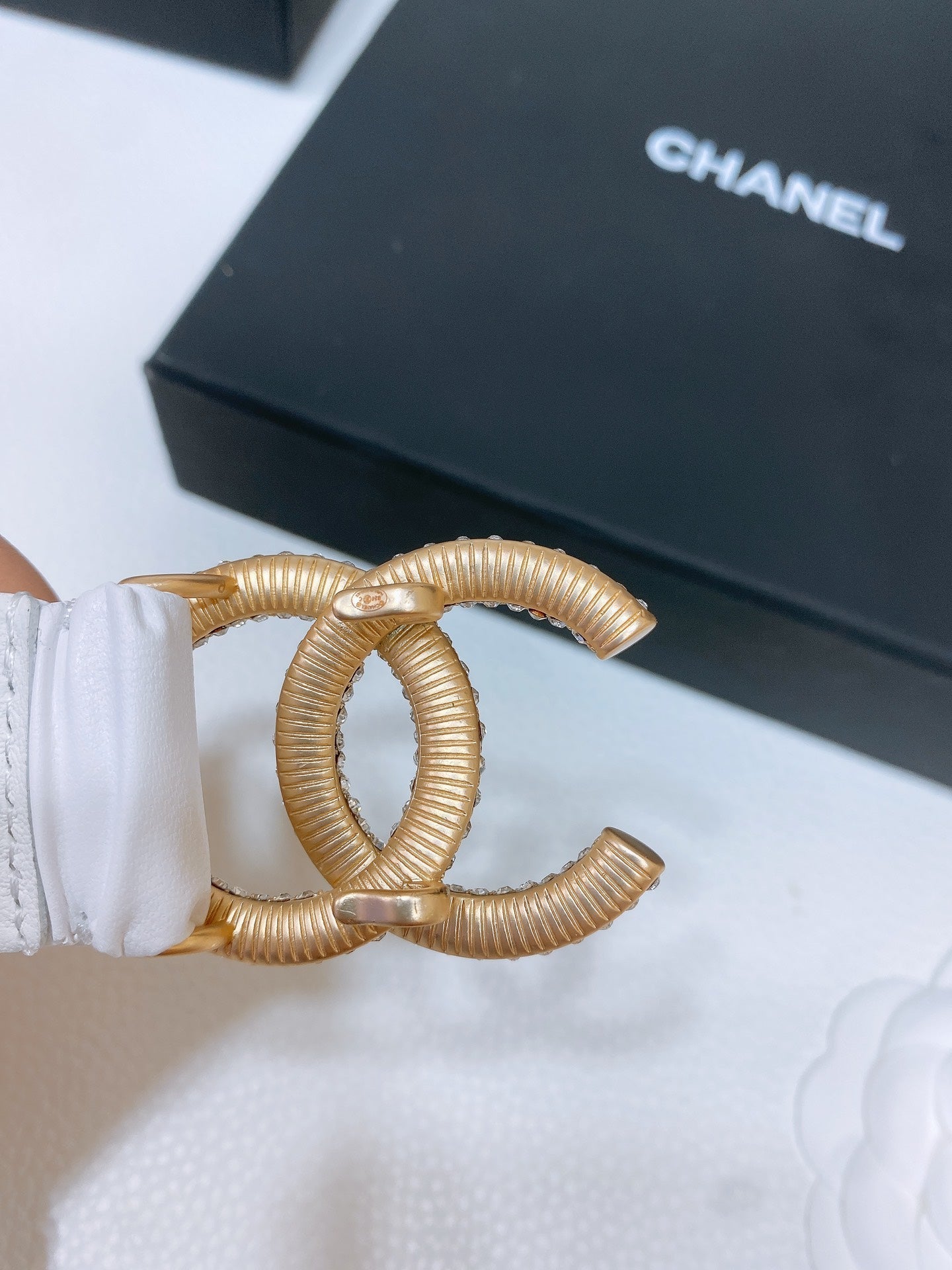 CHANEL ELASTIC BELT 30MM IN WHITE CALFSKIN GOLD HARDWARE WITH RHINSTONES