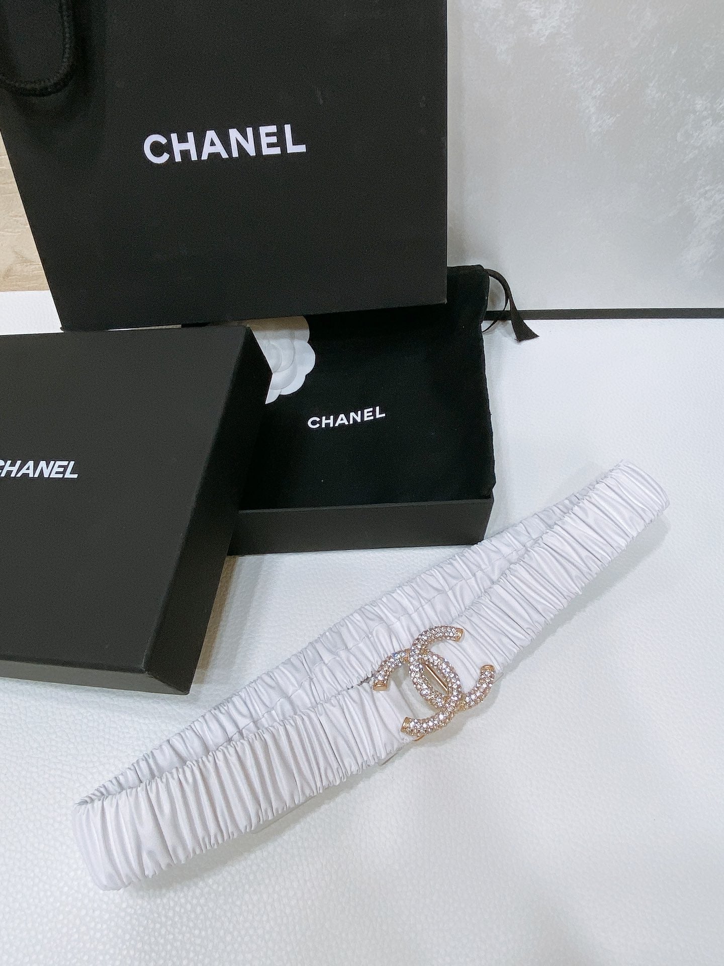 CHANEL ELASTIC BELT 30MM IN WHITE CALFSKIN GOLD HARDWARE WITH RHINSTONES
