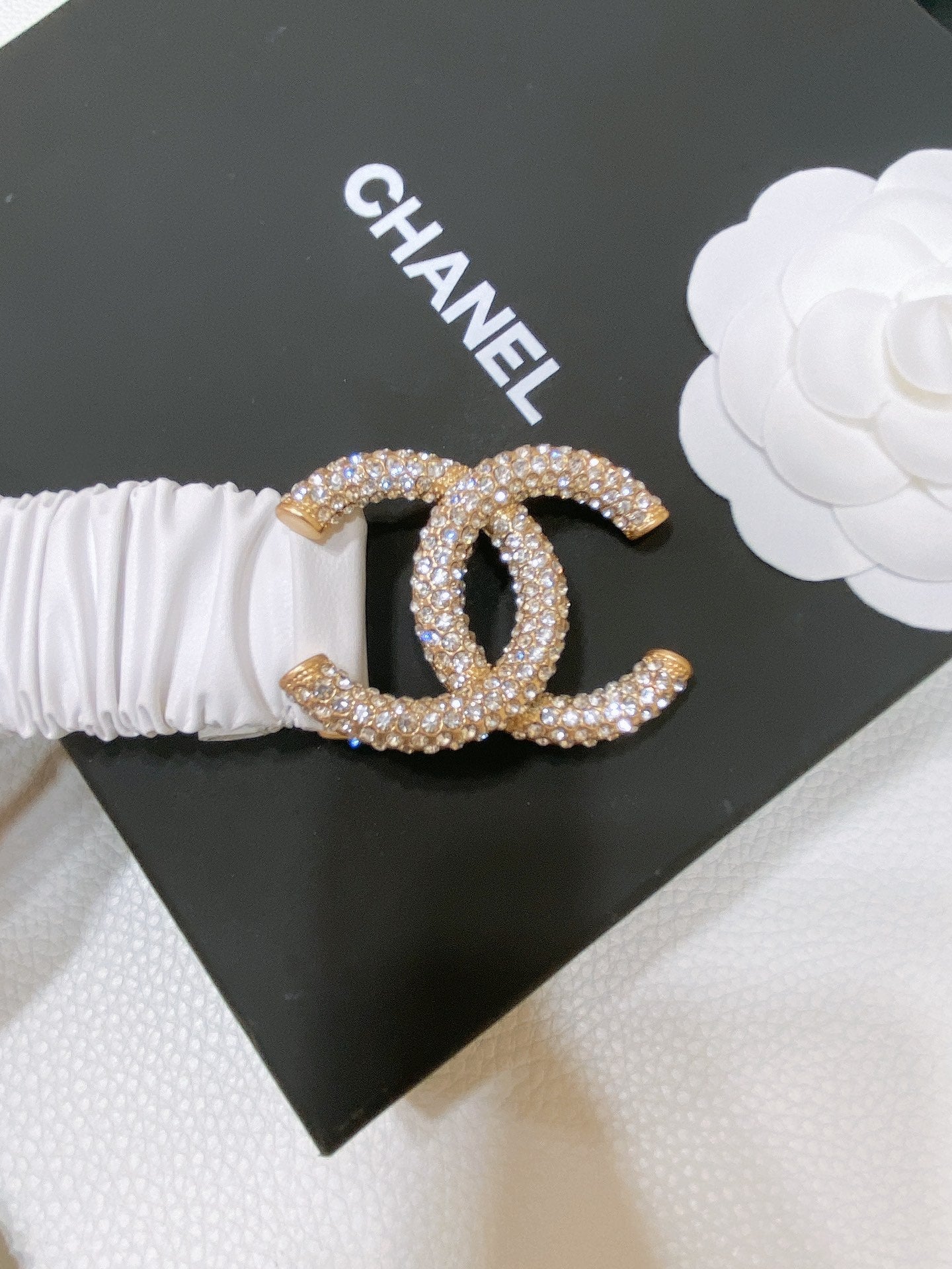 CHANEL ELASTIC BELT 30MM IN WHITE CALFSKIN GOLD HARDWARE WITH RHINSTONES