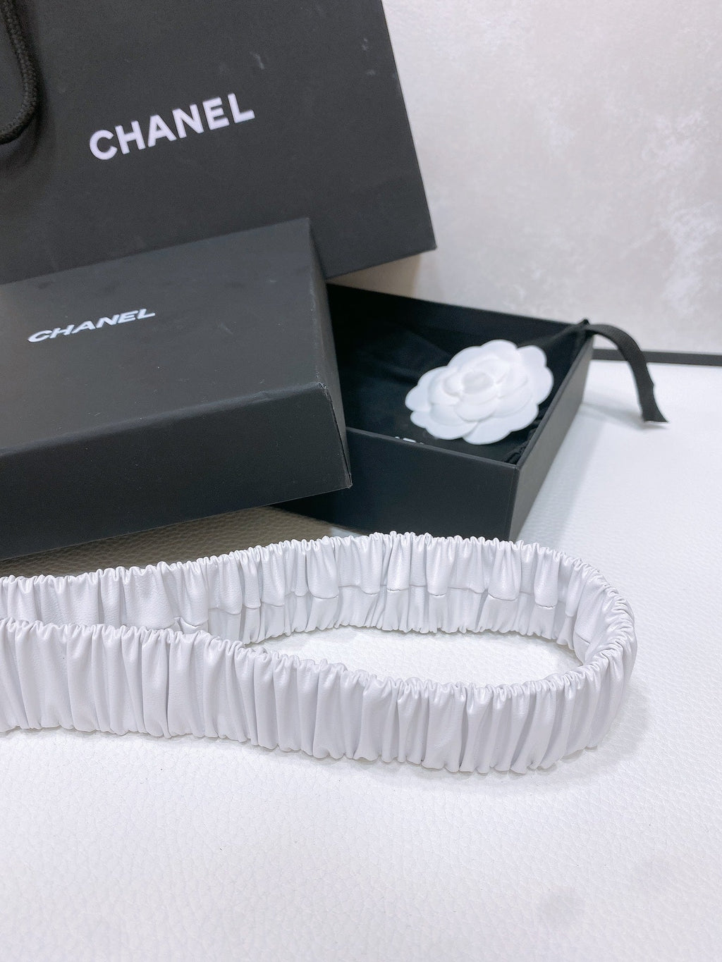 CHANEL ELASTIC BELT 30MM IN WHITE CALFSKIN GOLD HARDWARE WITH RHINSTONES