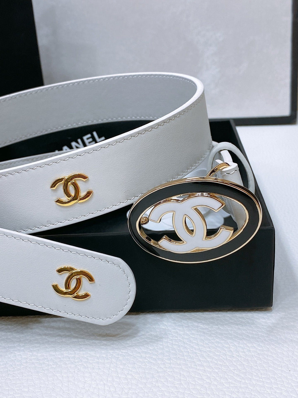 CHANEL 30MM BELT IN WHITE SMOOTH CALFSKIN WHITE MIX BLACK METAL LOGO GOLD HARDWARE