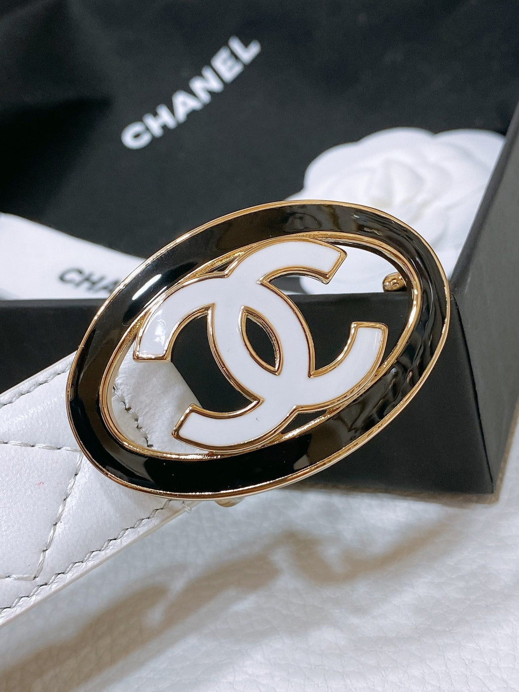 CHANEL 30MM BELT IN WHITE EMBROIDERED CALFSKIN WHITE MIX BLACK METAL LOGO GOLD HARDWARE
