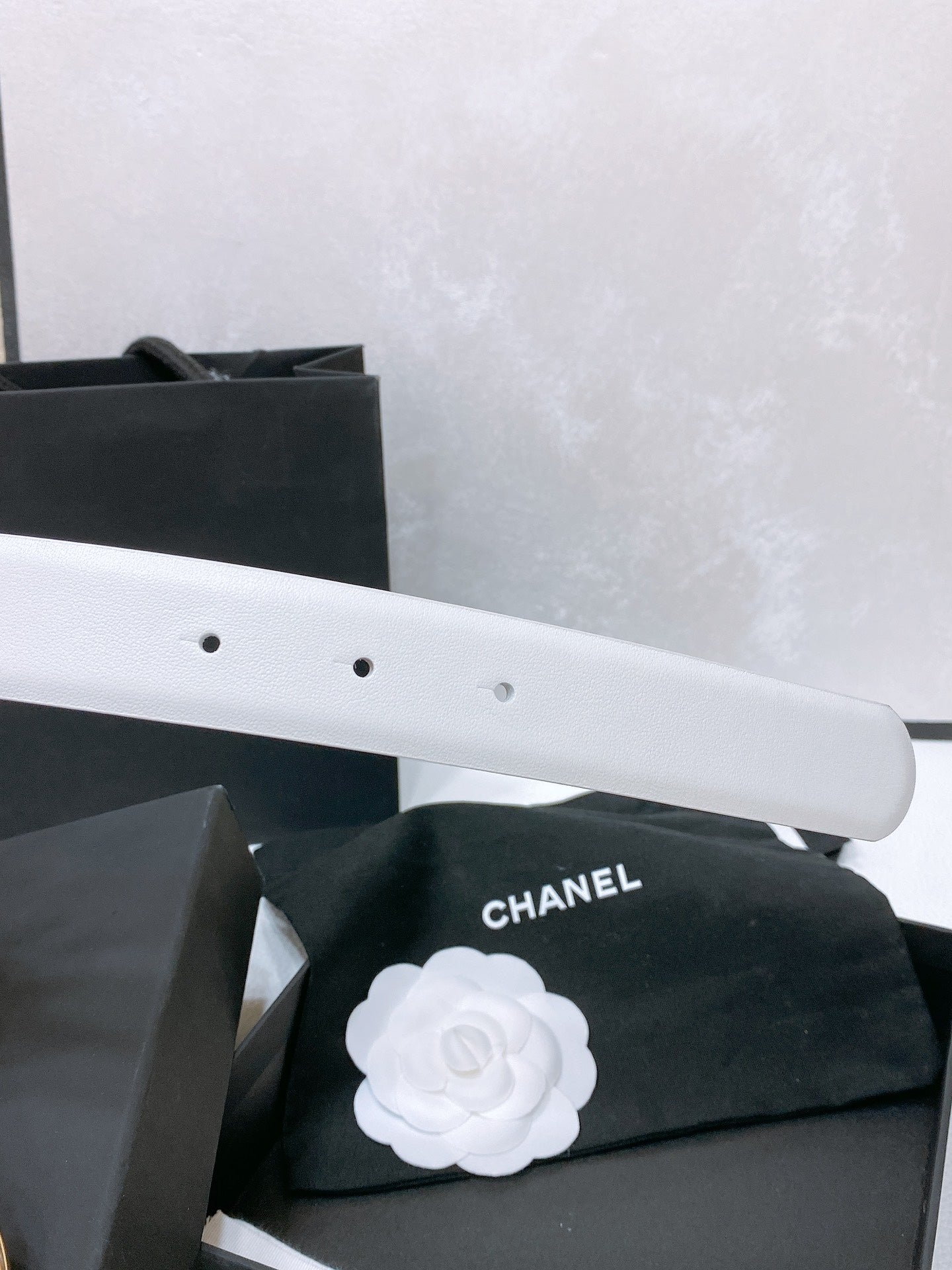 CHANEL 30MM BELT IN WHITE SMOOTH CALFSKIN WHITE MIX BLACK METAL HARDWARE