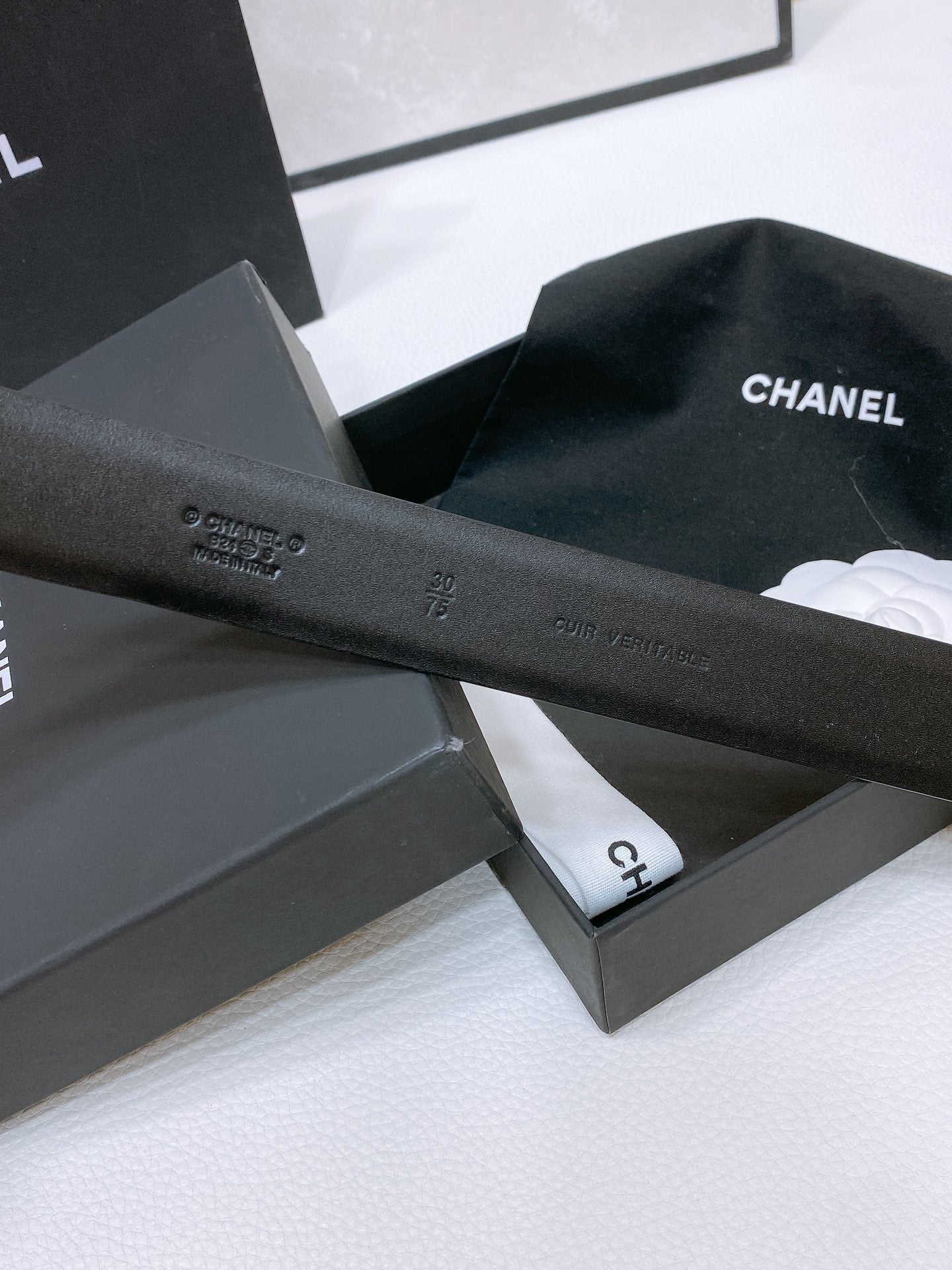 CHANEL 30MM BELT IN BLACK SMOOTH CALFSKIN WHITE MIX BLACK METAL HARDWARE