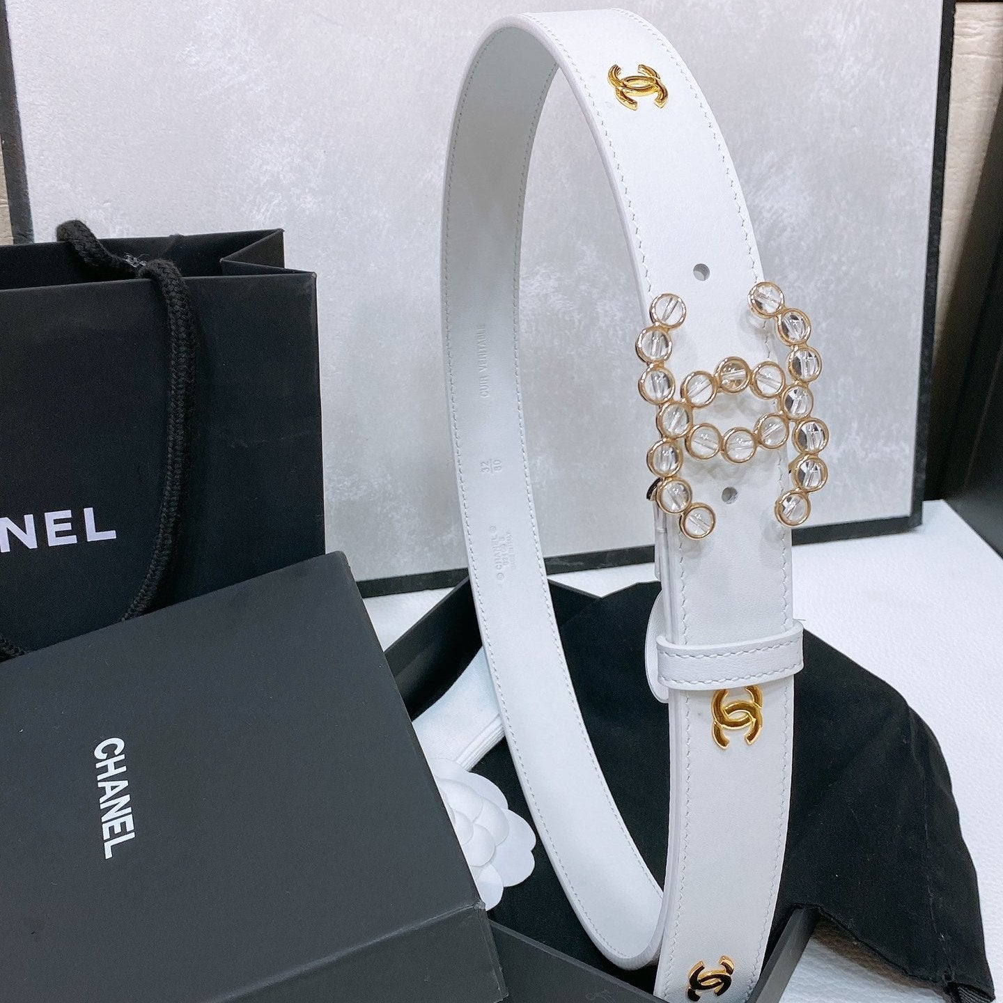 CHANEL BELT 30 MM IN WHITE CALFSKIN PEARL LOGO WITH GOLD HARDWARE