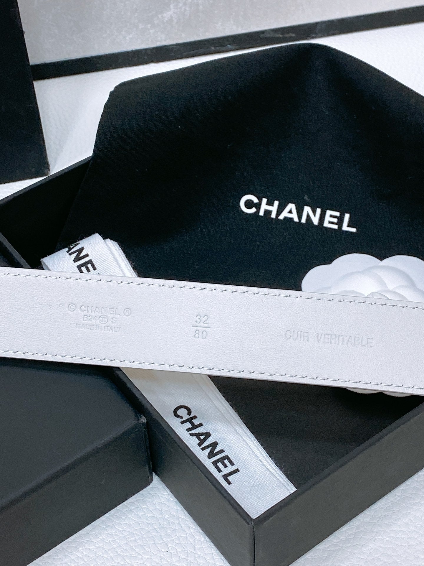 CHANEL BELT 30 MM IN WHITE CALFSKIN PEARL LOGO WITH GOLD HARDWARE
