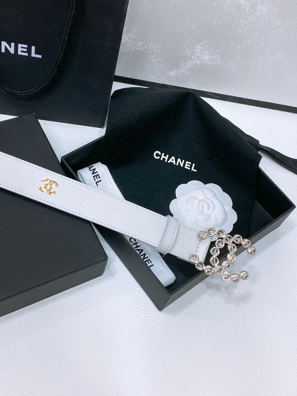 CHANEL BELT 30 MM IN WHITE CALFSKIN PEARL LOGO WITH GOLD HARDWARE