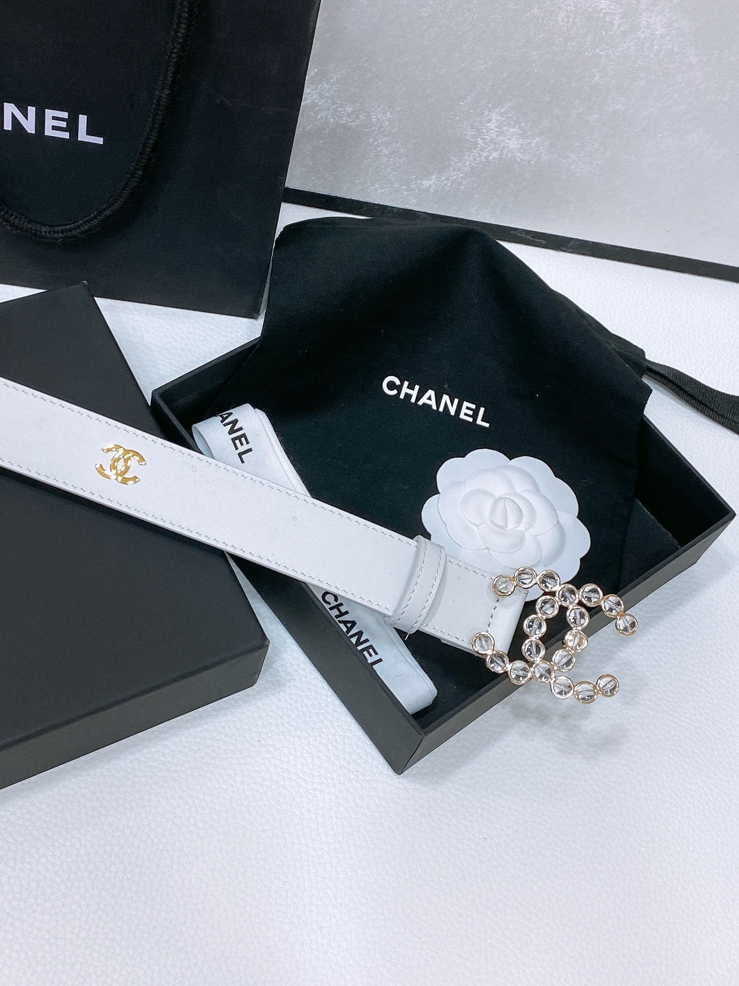 CHANEL BELT 30 MM IN WHITE CALFSKIN PEARL LOGO WITH GOLD HARDWARE