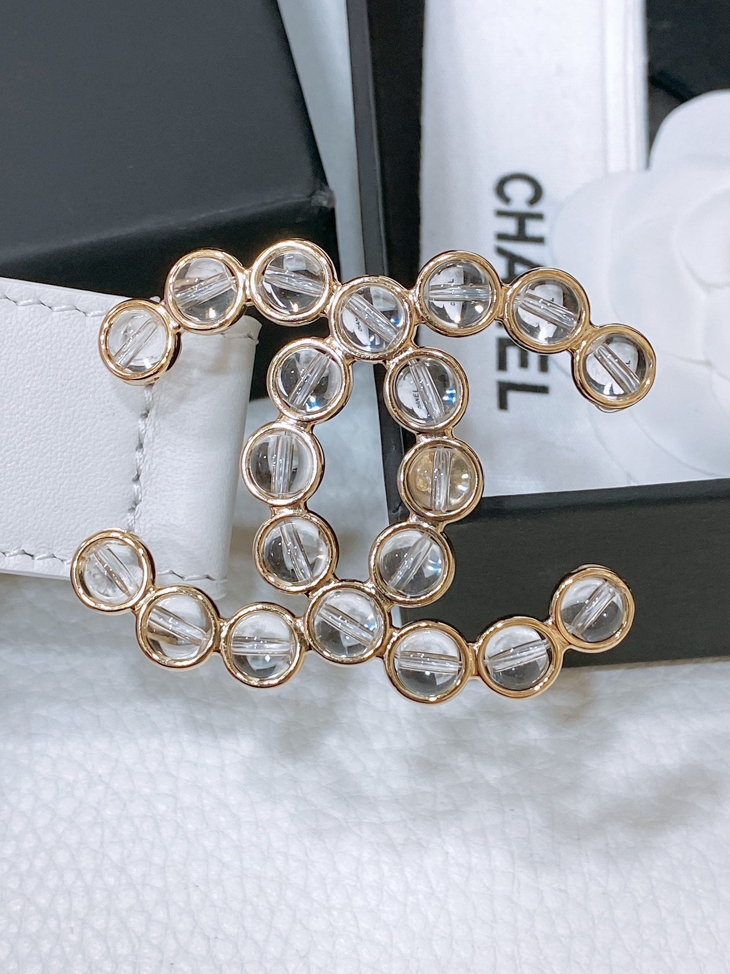 CHANEL BELT 30 MM IN WHITE CALFSKIN PEARL LOGO WITH GOLD HARDWARE