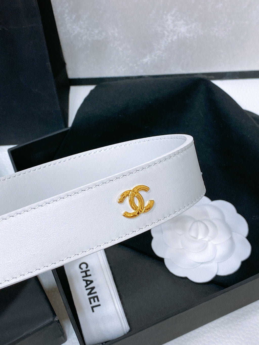 CHANEL BELT 30 MM IN WHITE CALFSKIN PEARL LOGO WITH GOLD HARDWARE