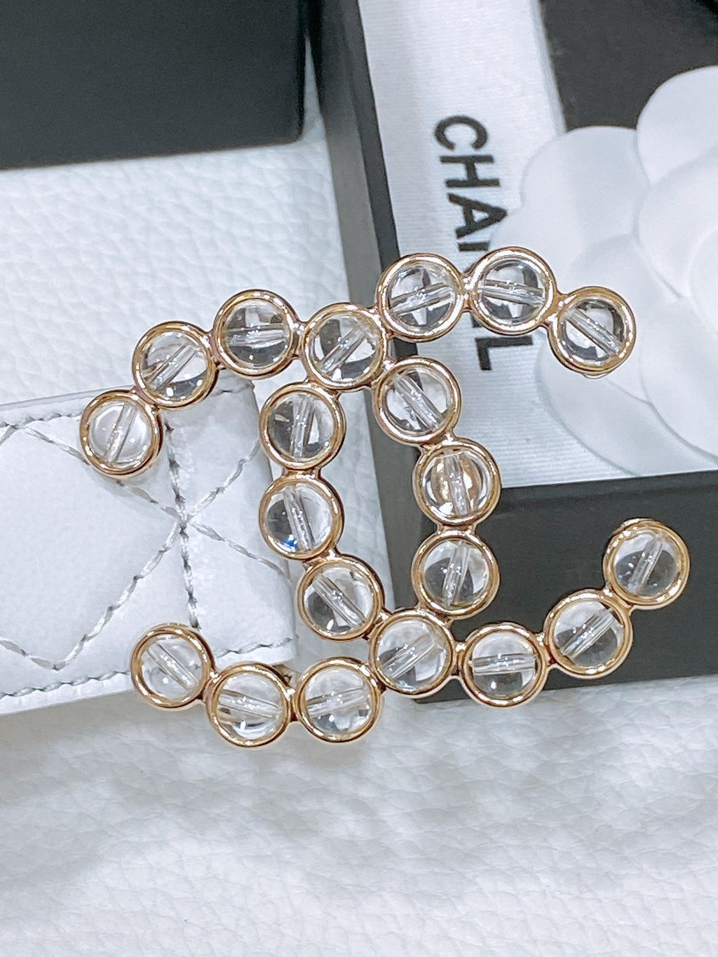CHANEL BELT 30 MM IN WHITE EMBROIDERED CALFSKIN PEARL LOGO WITH GOLD HARDWARE