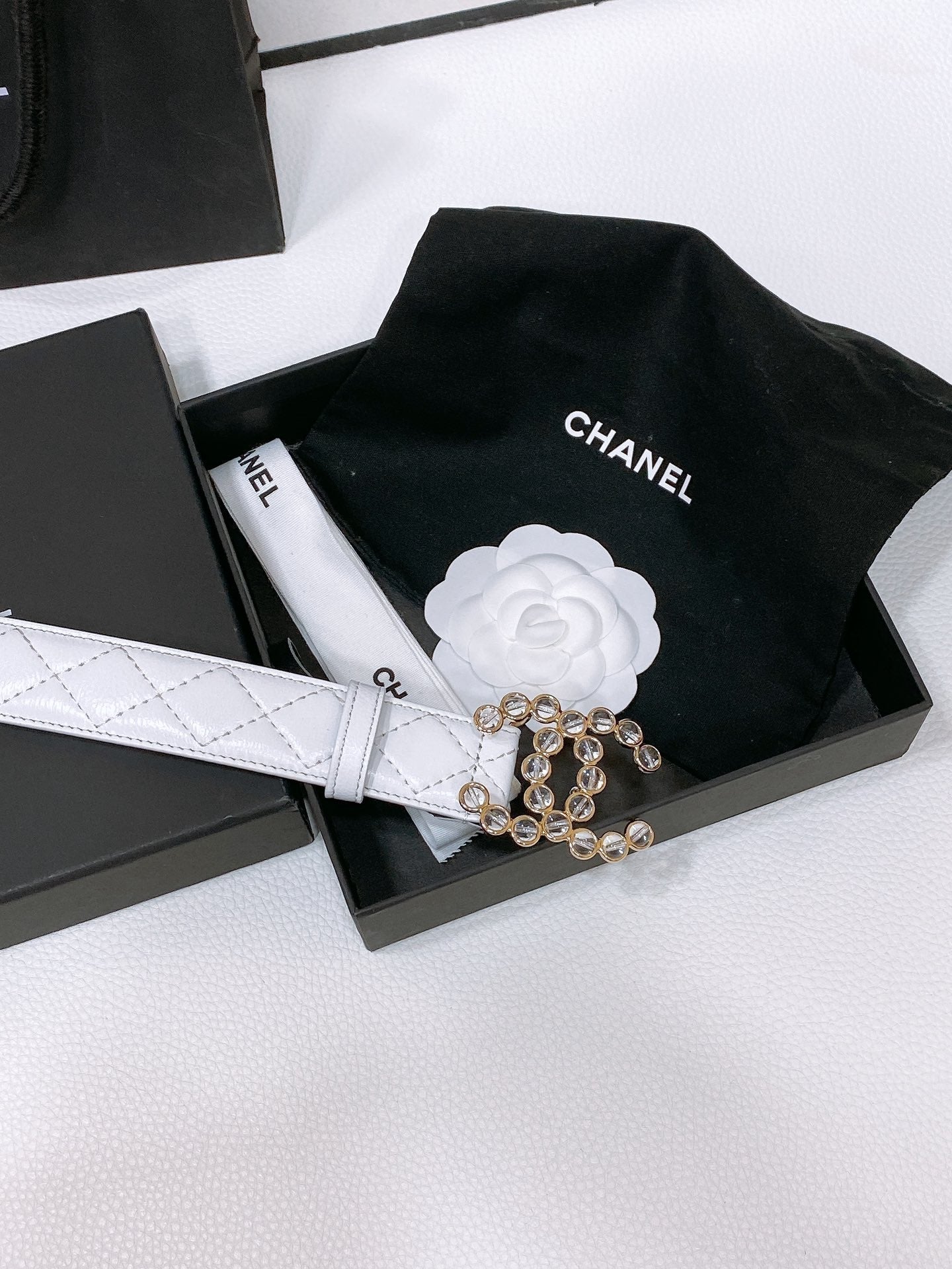 CHANEL BELT 30 MM IN WHITE EMBROIDERED CALFSKIN PEARL LOGO WITH GOLD HARDWARE