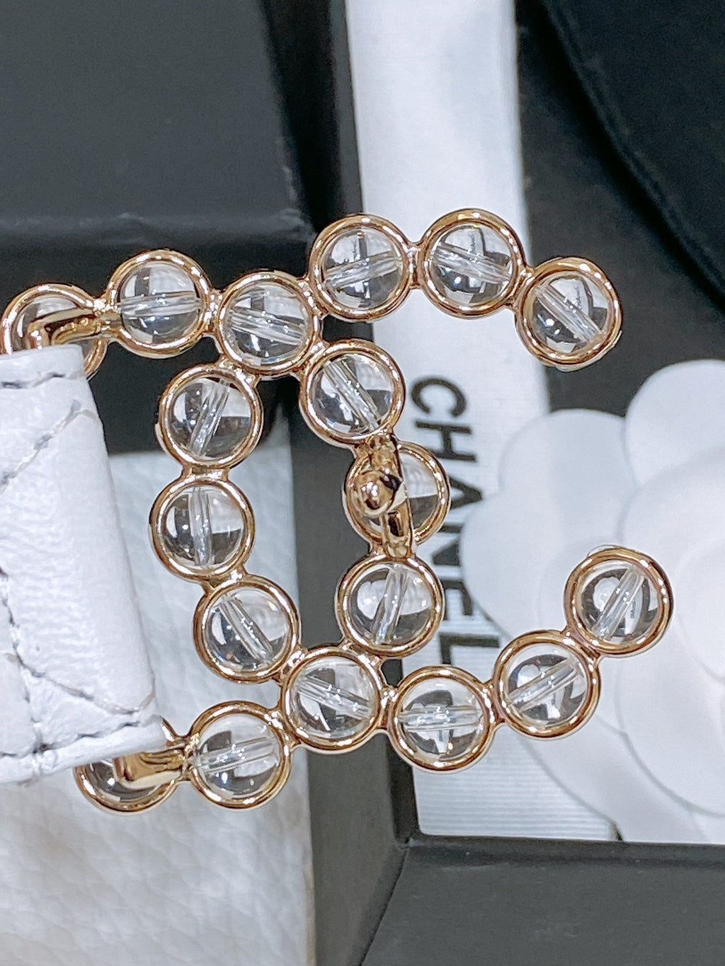 CHANEL BELT 30 MM IN WHITE EMBROIDERED CALFSKIN PEARL LOGO WITH GOLD HARDWARE