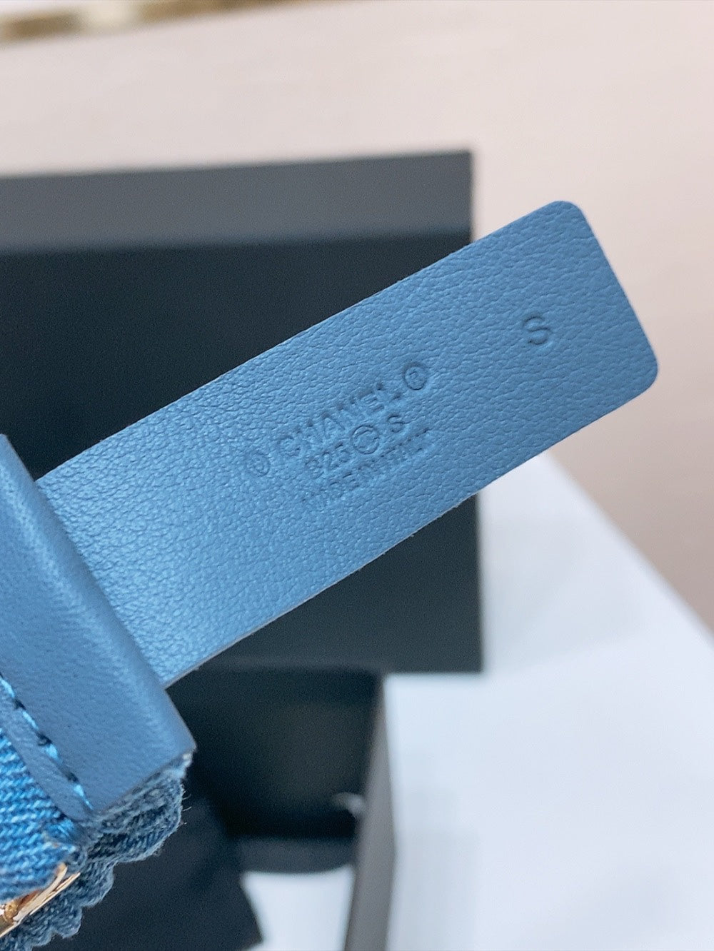 CHANEL DOUBLE C ELASTIC BELT 30MM IN BLUE DENIM GOLD BUCKLE EMBOSSED CRYSTAL