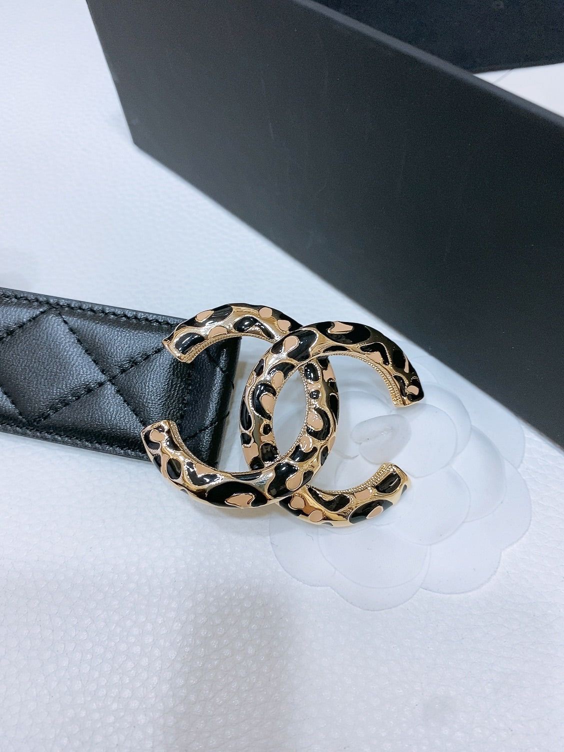 CHANEL DOUBLE C BELT 38MM IN BLACK QUILTED LAMBSKIN WITH BLACK AND BEIGE LEOPARD PRINT BUCKLE