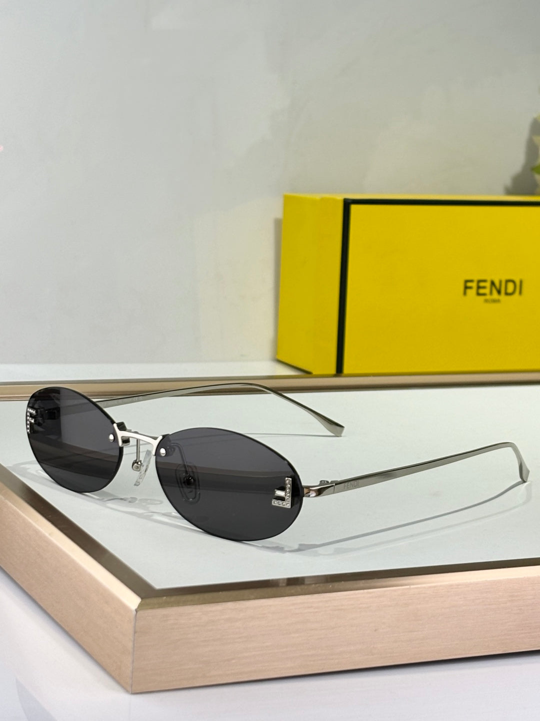 FENDI FIRST CRYSTAL RIMLESS OVAL FRAME SUNGLASSES FE4075US IN METAL