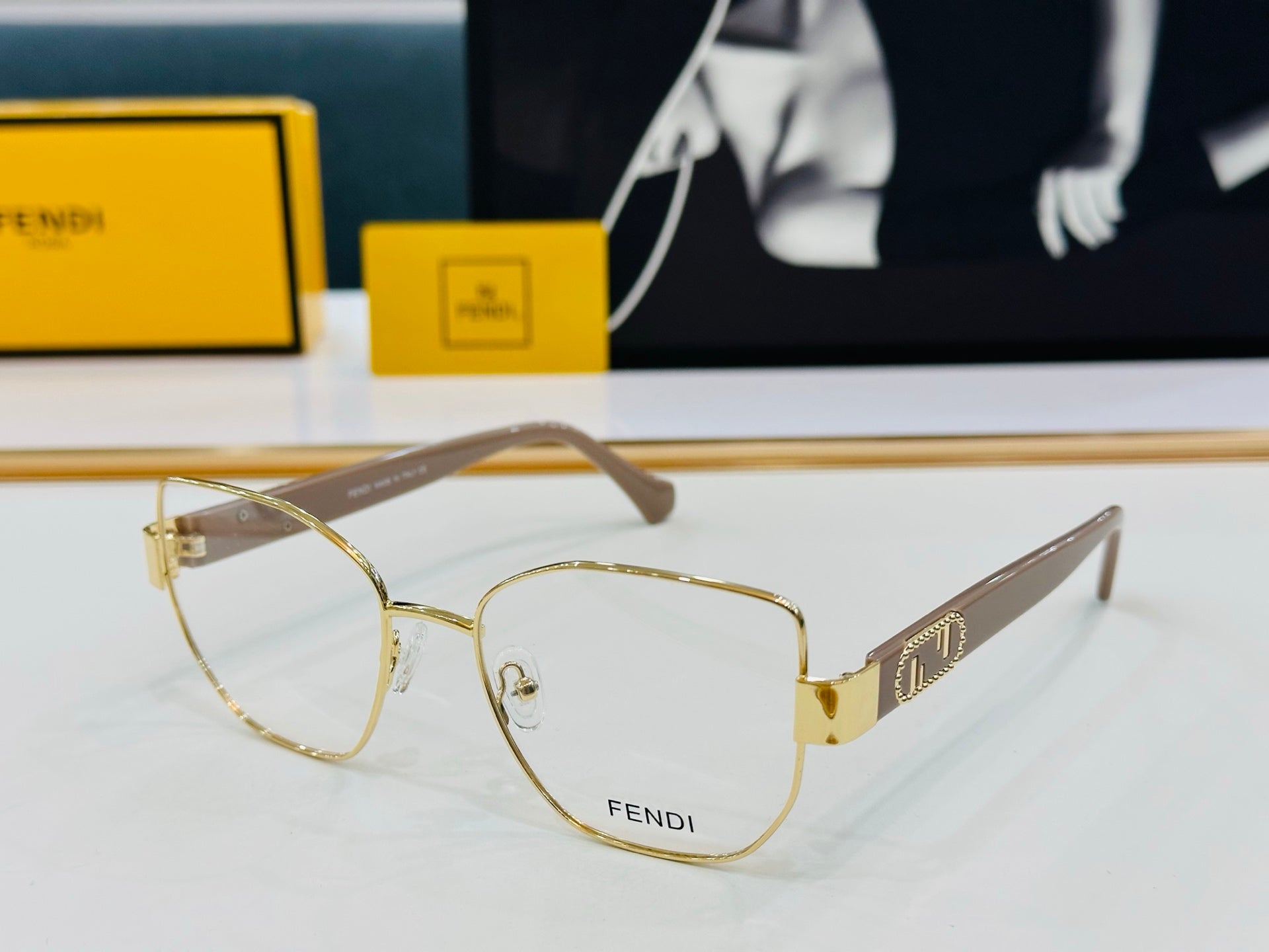 FENDI BAGUETTE SQUARE FRAME SUNGLASSES FE40051 IN METAL
