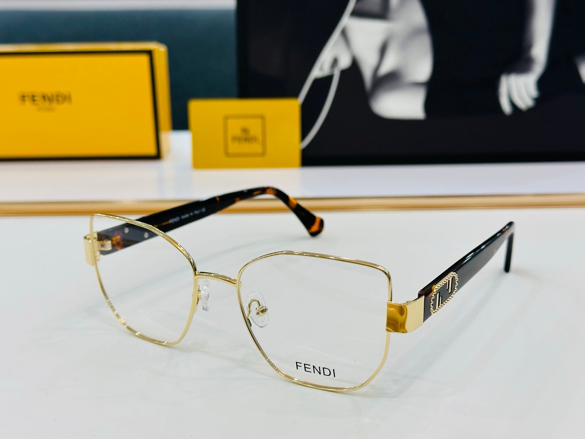 FENDI BAGUETTE SQUARE FRAME SUNGLASSES FE40051 IN METAL