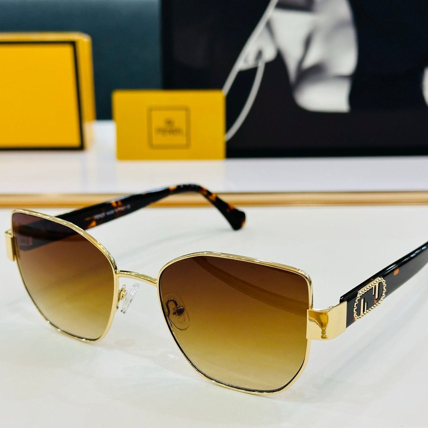 FENDI BAGUETTE SQUARE FRAME SUNGLASSES FE40051 IN METAL