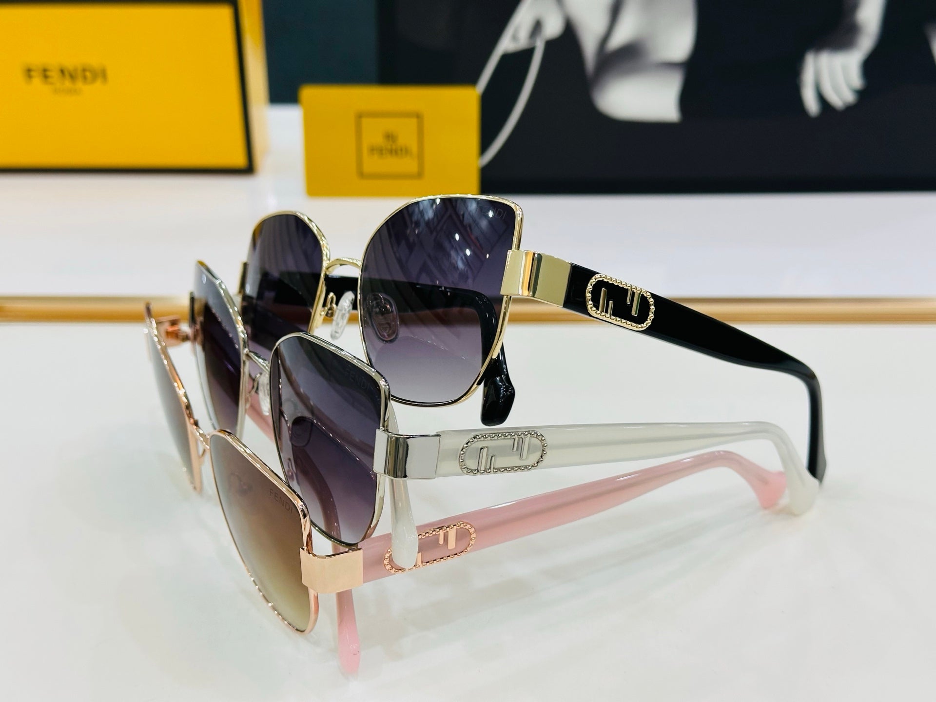 FENDI BAGUETTE SQUARE FRAME SUNGLASSES FE40051 IN METAL
