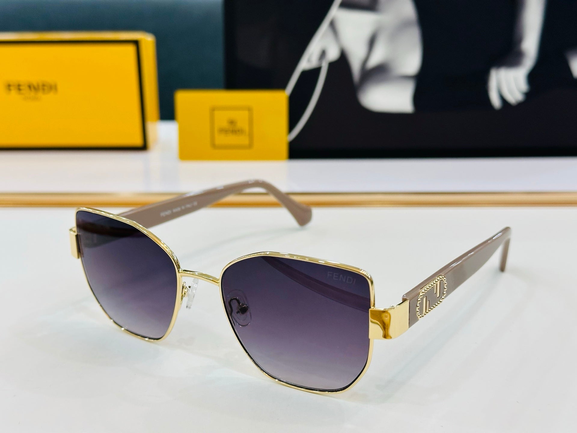 FENDI BAGUETTE SQUARE FRAME SUNGLASSES FE40051 IN METAL
