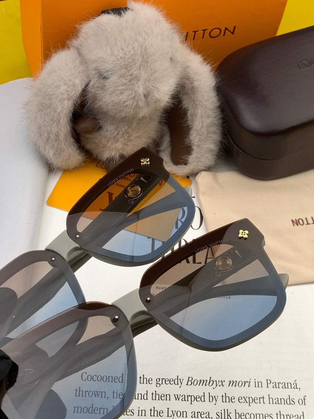 LOUIS VUITTON SQUARE SUNGLASSES L2201 IN LIGHT GREY ACETATE