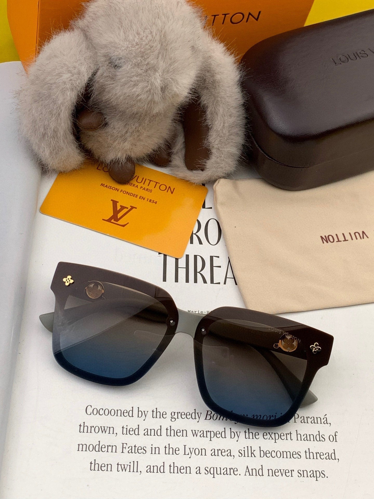 LOUIS VUITTON SQUARE SUNGLASSES L2201 IN LIGHT GREY ACETATE