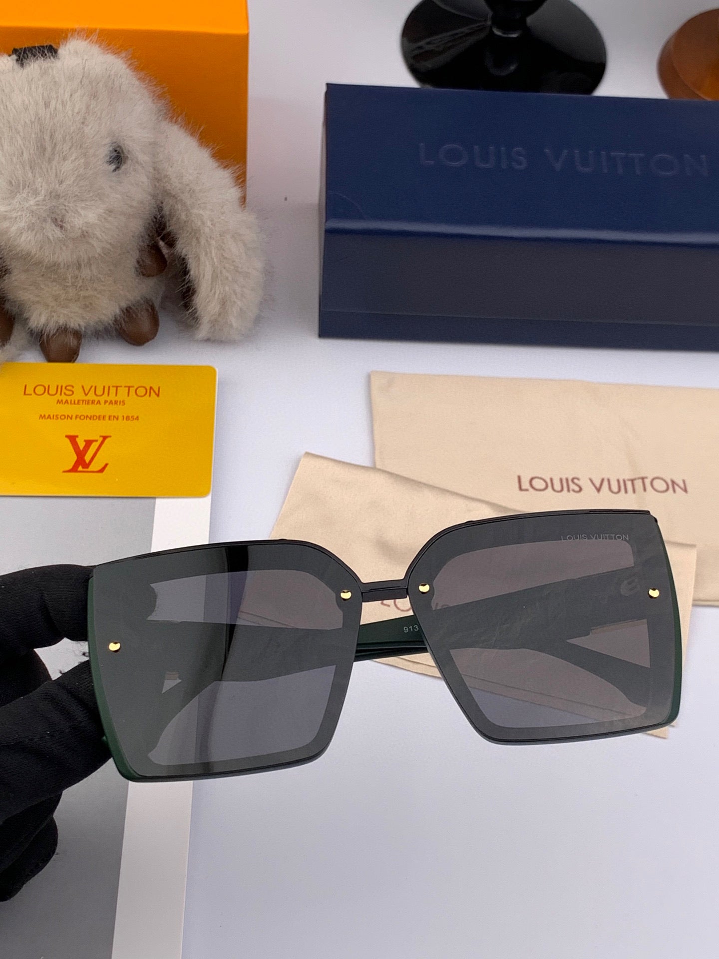 LOUIS VUITTON SQUARE SUNGLASSES L822 IN ACETATE