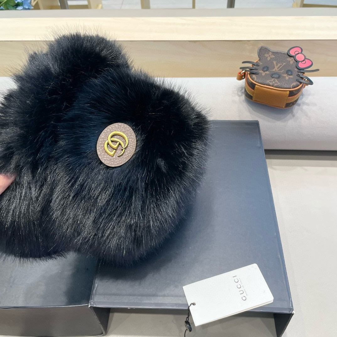 GUCCI BUCKET HAT IN BLACK FOX FUR 404752