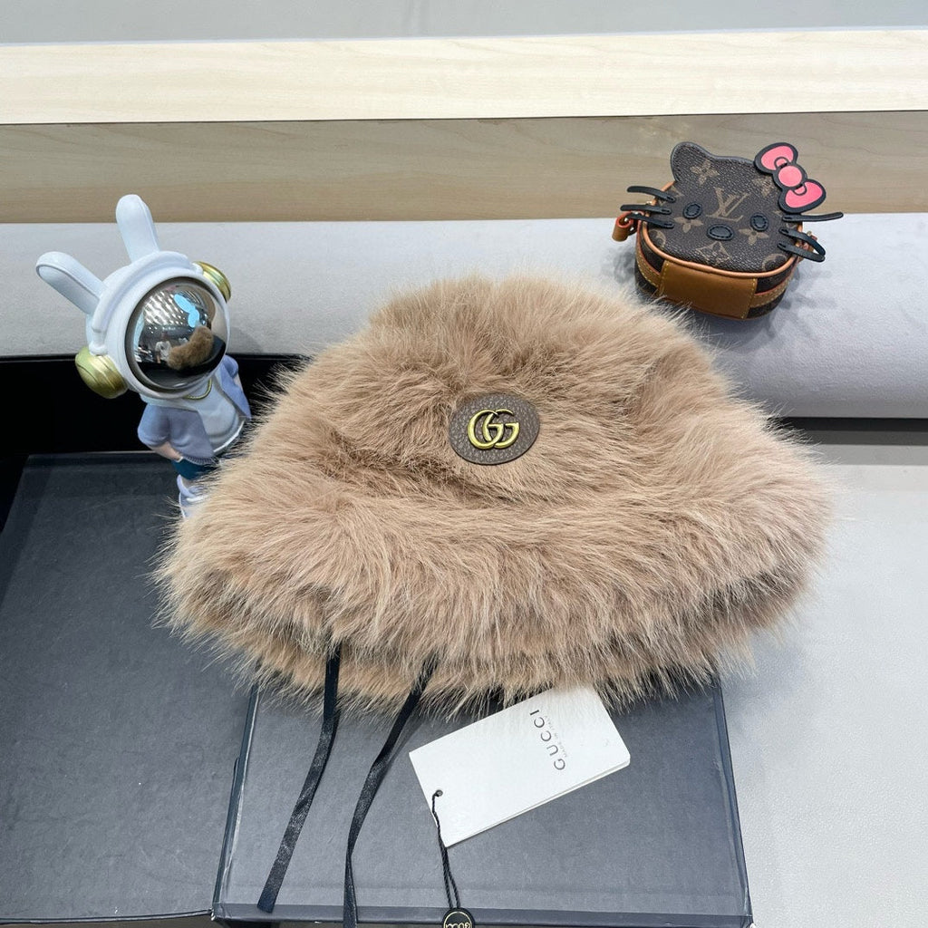 GUCCI BUCKET HAT IN CAMEL BEIGE FOX FUR 404751