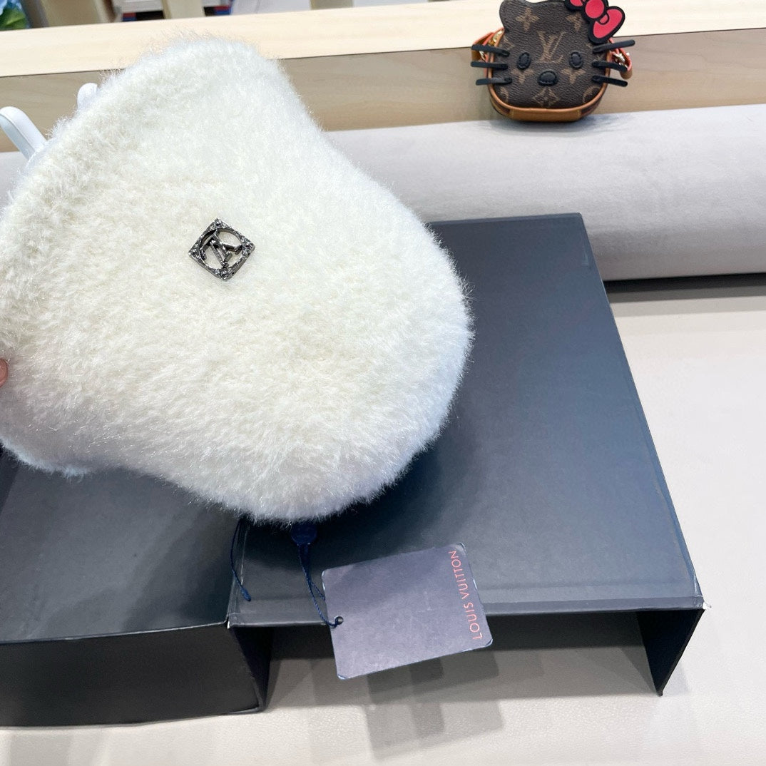 LOUIS VUITTON BUCKET HAT IN WHITE RABBIT FUR 404834