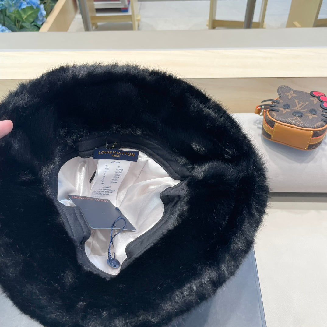 LOUIS VUITTON FISHERMAN HAT IN WHITE MIX BLACK WOOL AND RABBIT FUR 409759