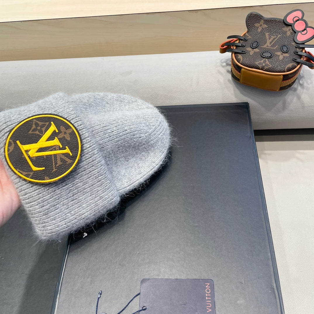 LOUIS VUITTON KNITTED BEANIE HAT IN LIGHT GRAY WOOL AND RABBIT FUR 417755