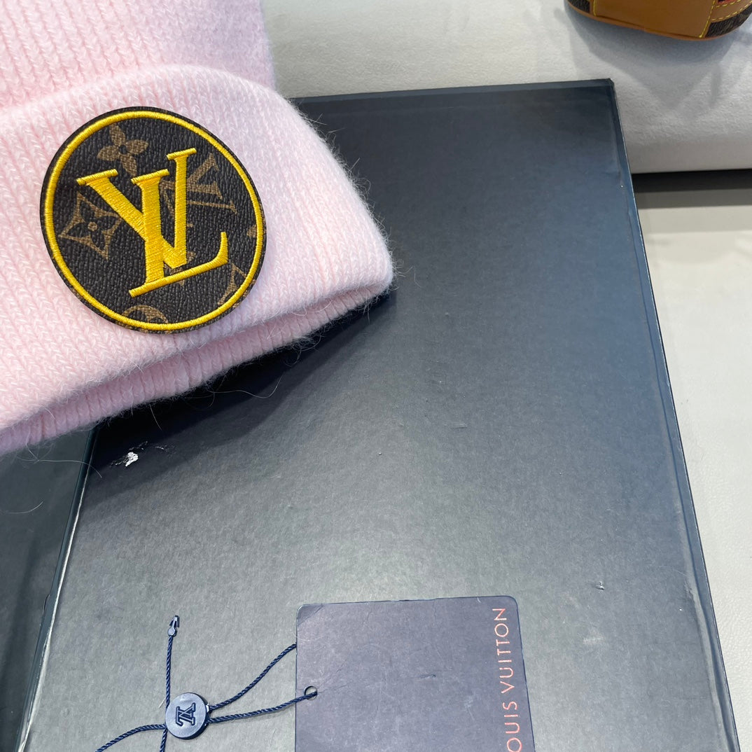 LOUIS VUITTON KNITTED BEANIE HAT IN PASTEL PINK WOOL AND RABBIT FUR 417757