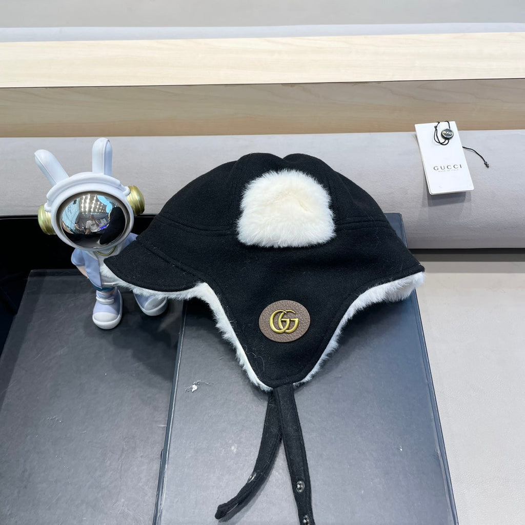 GUCCI TRAPPER HAT IN BLACK SUEDE AND FLEECE 417777