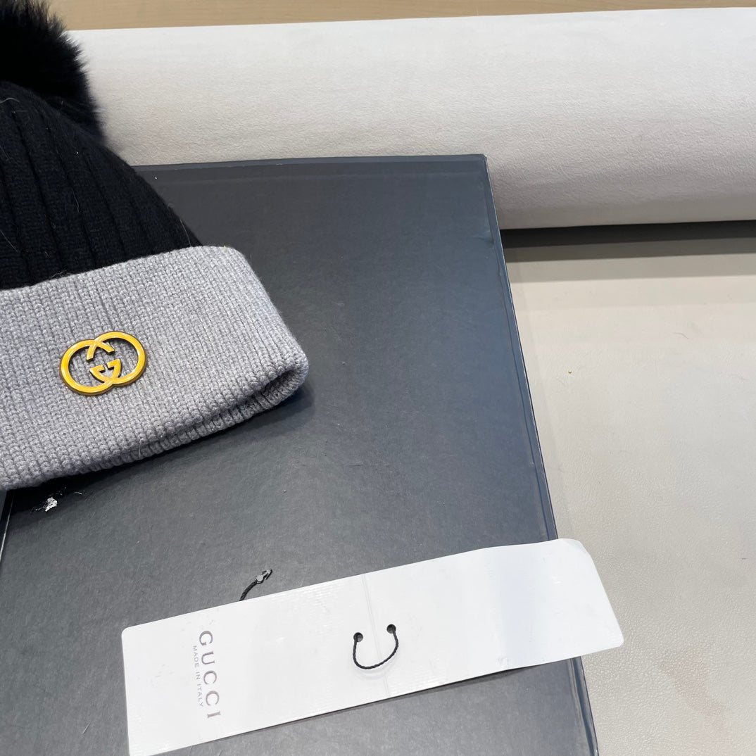 GUCCI BEANIE HAT IN BLACK MIX DOLPHIN GRAY WOOL AND FOX FUR 422505