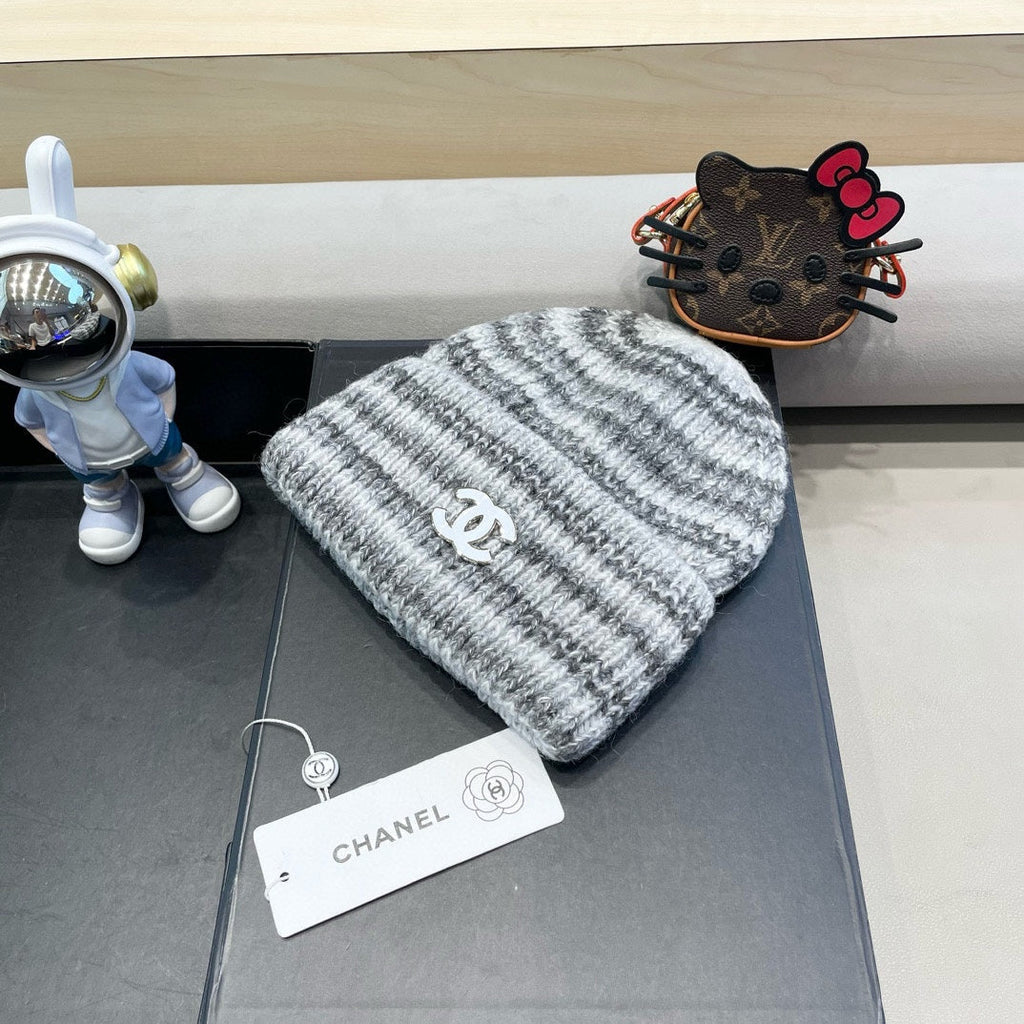 CHANEL STRIPED KNITTED HAT IN LIGHT GRAY WOOL 424514