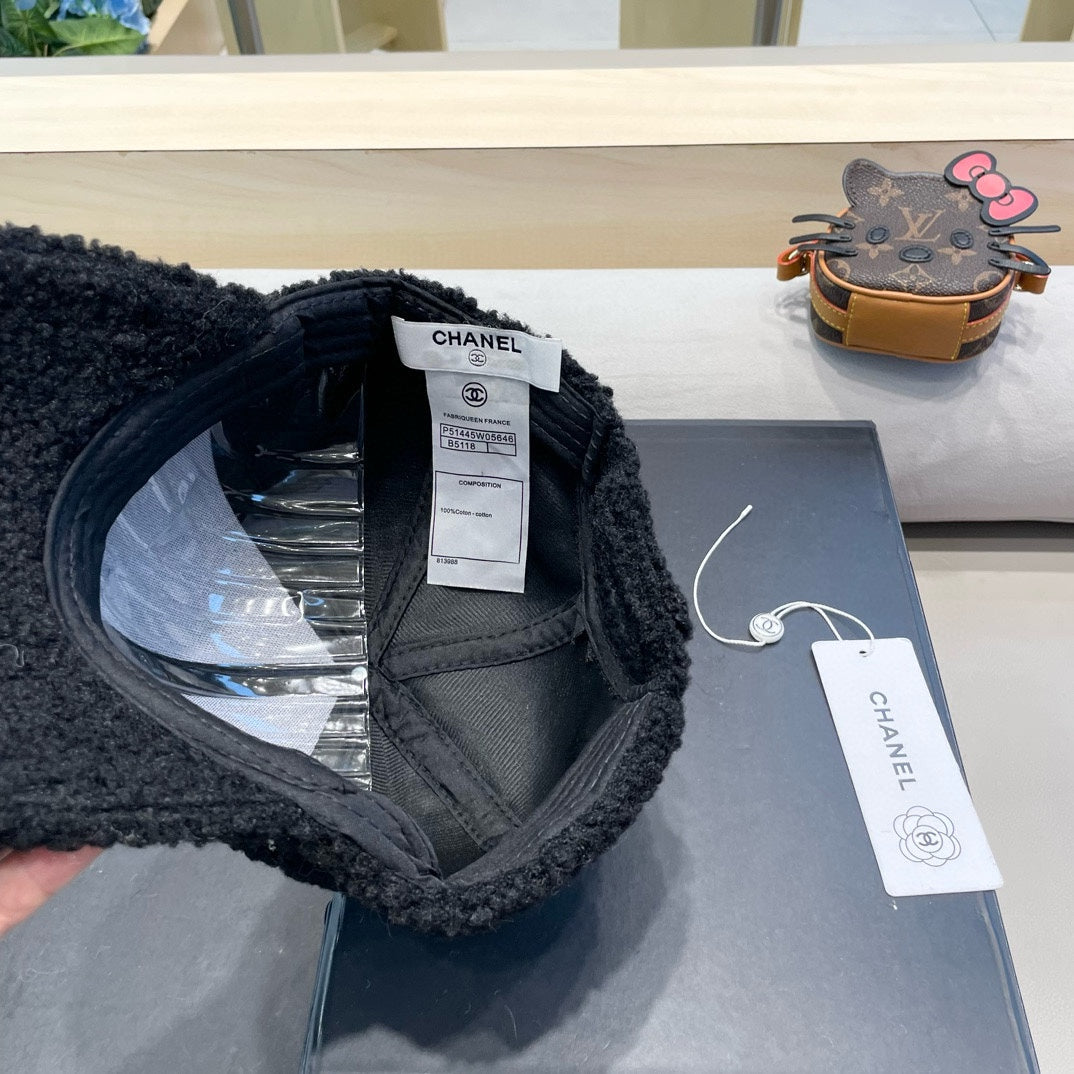 CHANEL BASEBALL HAT IN BLACK LAMB FUR 424253