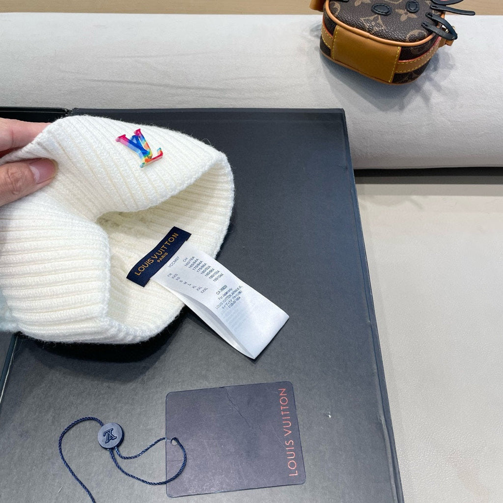 LOUIS VUITTON KNITTED BEANIE HAT IN WHITE WOOL 426215