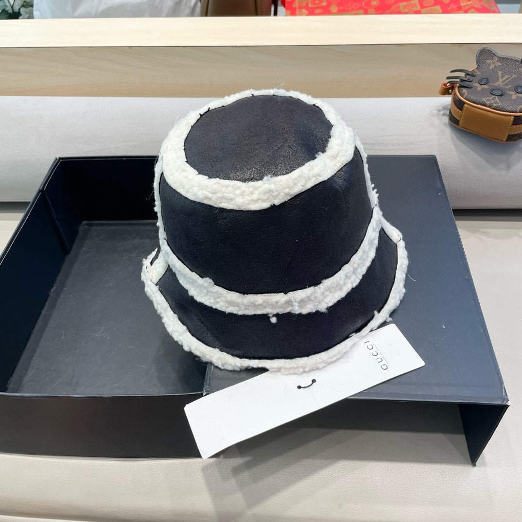 GUCCI BUCKET HAT IN BLACK LAMBSKIN AND WHITE FLEECE 426223