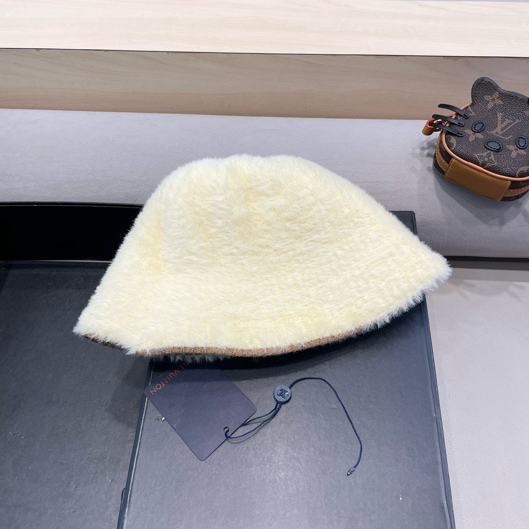 LOUIS VUITTON BUCKET HAT IN WHITE RABBIT FUR 426224