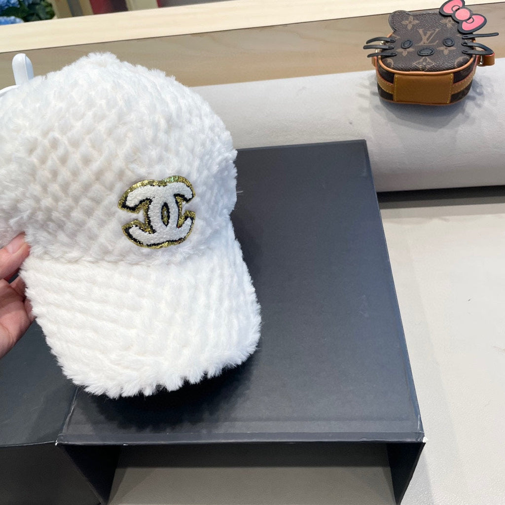 CHANEL BASEBALL CAP IN WHITE FLEECE 431372