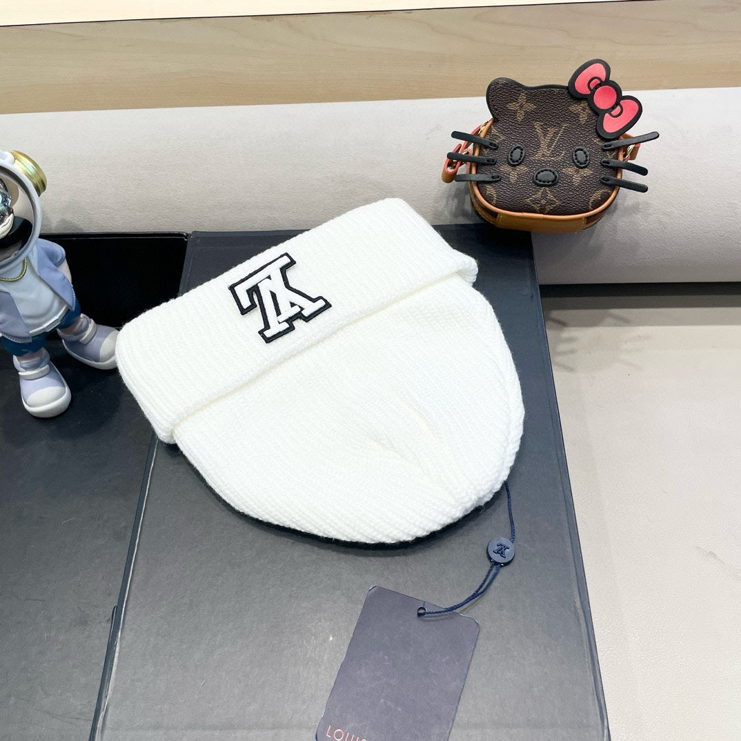 LOUIS VUITTON BEANIE HAT IN WHITE WOOL 435029