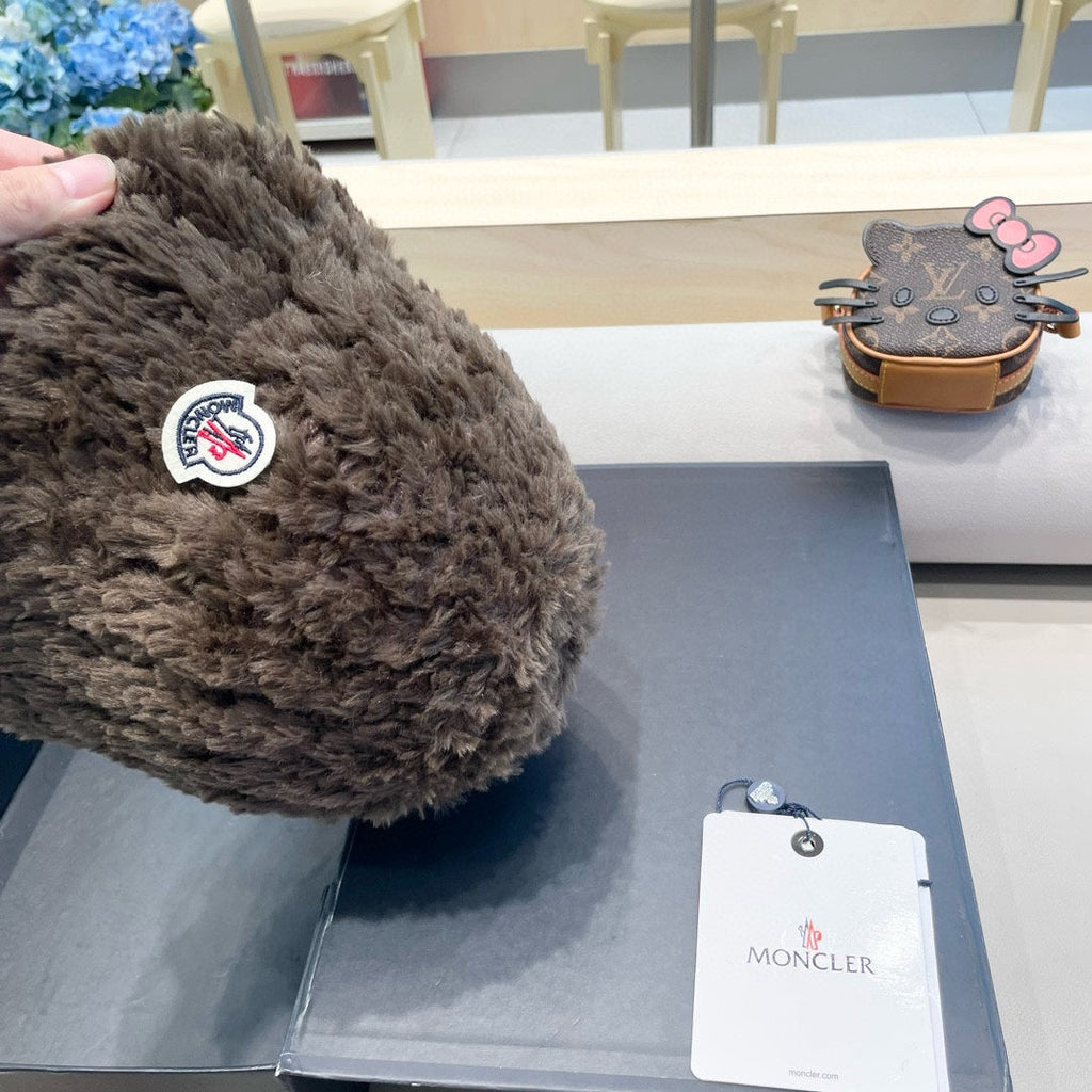 MONCLER BUCKET HAT IN MOCHA BROWN FLEECE 435039