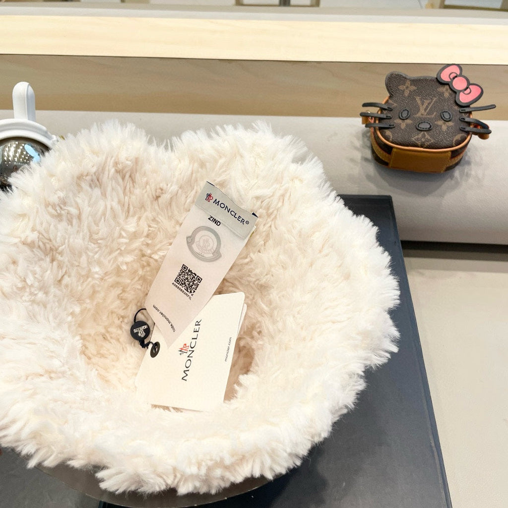 MONCLER BUCKET HAT IN WHITE FLEECE 435040