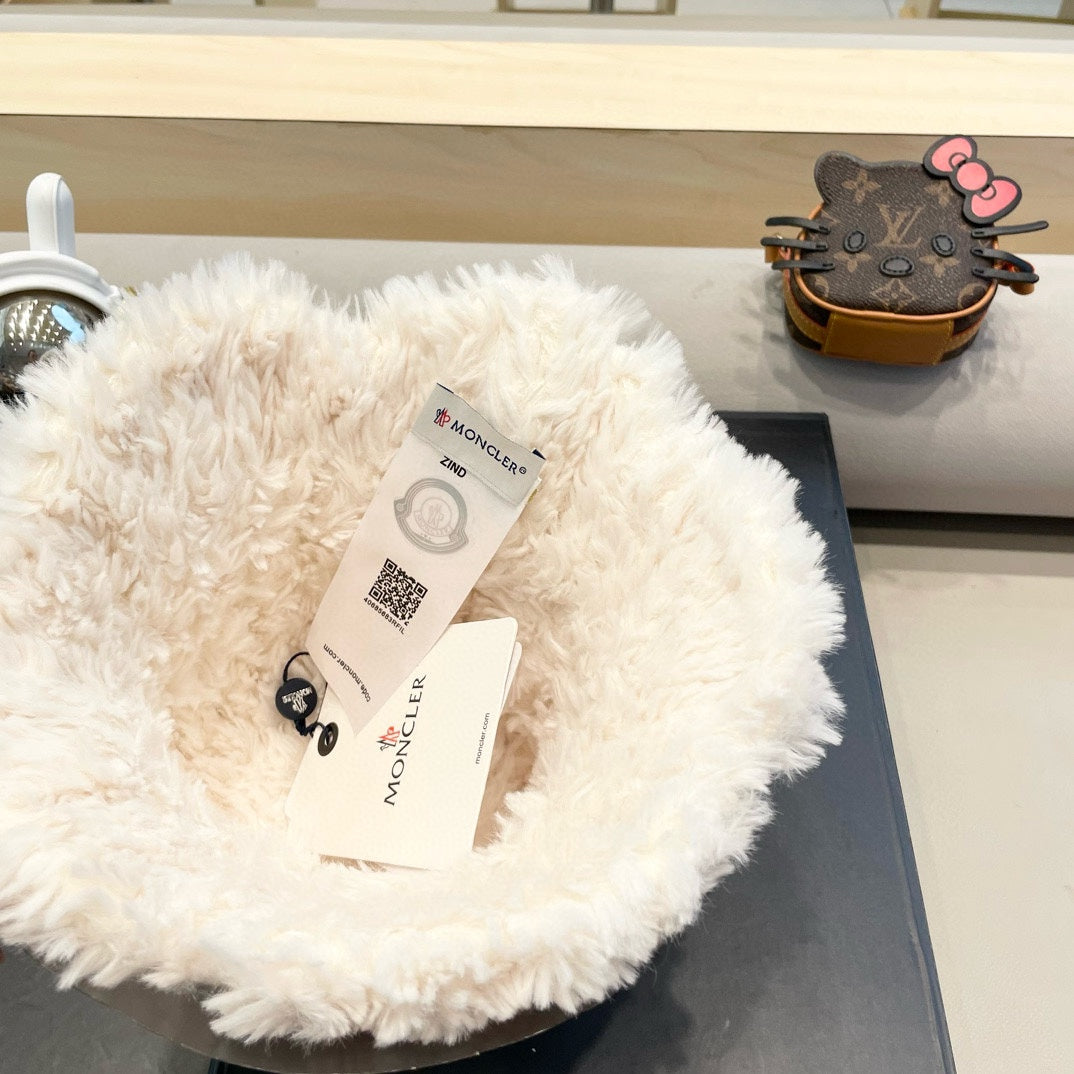 MONCLER BUCKET HAT IN WHITE FLEECE 435040